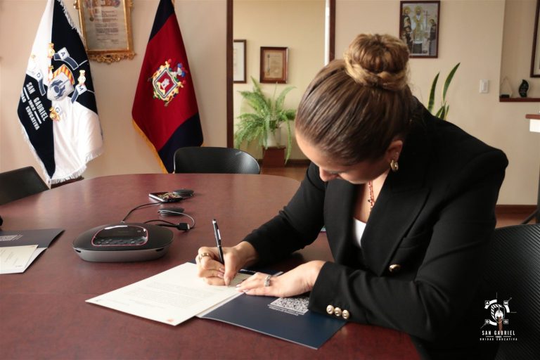 05.FirmaConvenioUSFQ