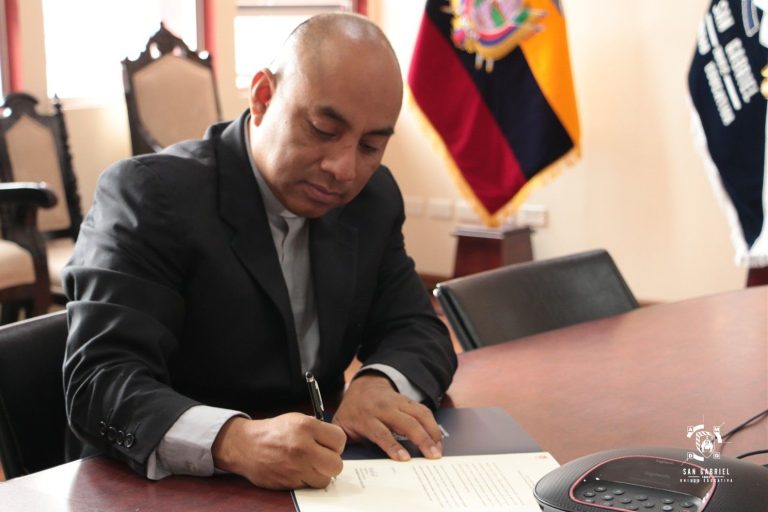 06.FirmaConvenioUSFQ